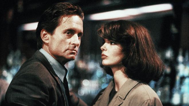 Michael Douglas y Jeanne Tripplehorn, en «Instinto básico»