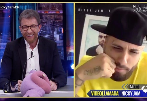 Motos y el cantante, durante la entrevista