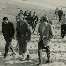 The US ambassador in Madrid, with a bathrobe, after bathing with Fraga