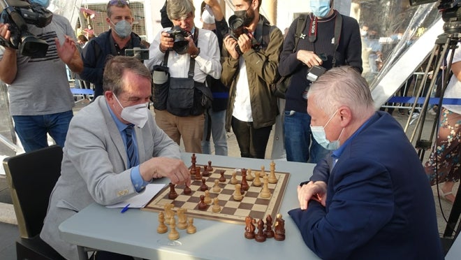 Abel Caballero, against Anatoly Karpov, during the celebration of Travesía Vigo Master Chess 2021