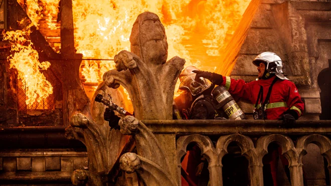 Una escena de &#039;Arde Notre Dame&#039;