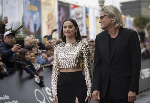 Ana de Armas junto a Andrew Dominik, director de 'Blonde', en San Sebastián