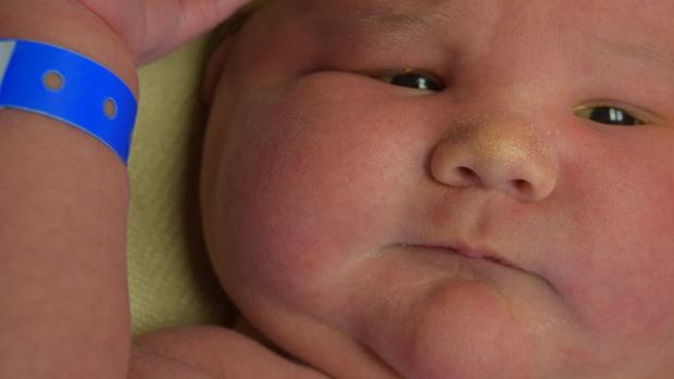 Una Mujer Da A Luz A Un Autentico Bebe Sumo