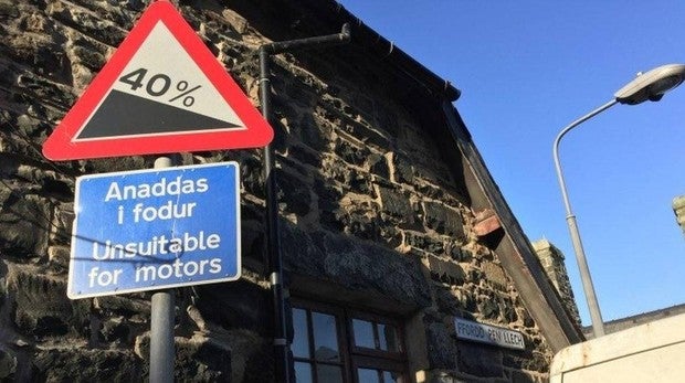Señal que advierte de la pronunciada pendiente de esta calle galesa