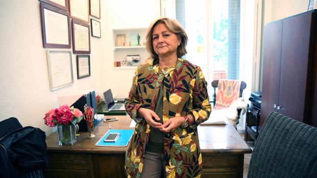 María Die Trill, psicooncóloga, en el despacho donde pasa consulta