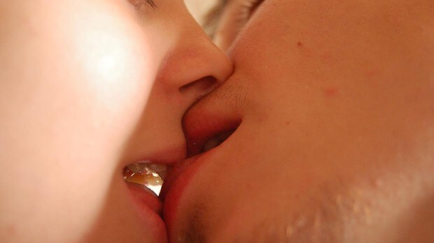 Los besos son vía de transmisión de la gonorrea en la garganta, según un estudio