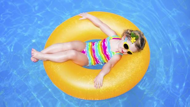 El cloro, la sal y la arena pueden convertirse en enemigos de nuestros ojos en verano