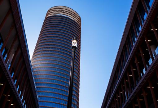 La Torre Sevilla desde el nuevo centro comercial