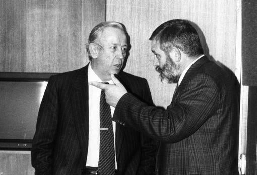 Manuel Olivencia, a la izquierda, junto a Jacinto Pellón