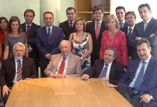 El que fuera comisario de la Expo 92 tras dejar ese cargo, con el equipo del bufete que fundó
