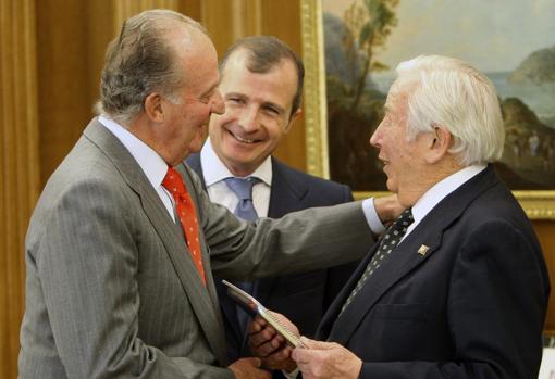Manuel Olivencia, con el rey emérito Juan Carlos I