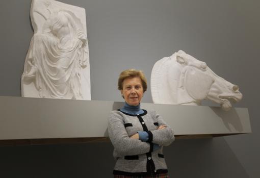 Pilar León-Castro estudió Filosofía y Letras en Sevilla y amplió sus estudios en Bonn con una beca de la Fundación Alexander Von Humboldt