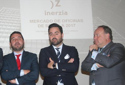 Pedro Zubiría, Julio Sánchez Picci y Blas Matitos, responsables de oficinas, naves industriales y locales comerciales de Inerzia Asesores Inmobiliarios