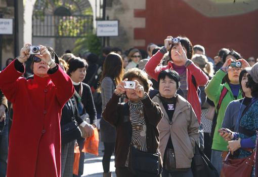 Varios visitantes toman imágenes en el entorno de la Catedral