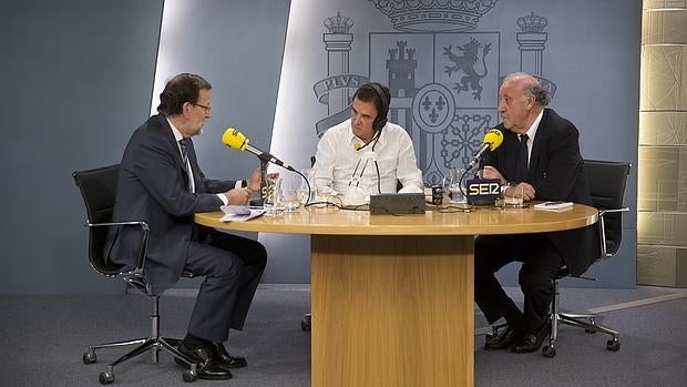 El presidente del Gobierno, Mariano Rajoy, el pasado noviembre entrevistado en el programa «El Larguero» de la Cadena SER por José Ramón de la Morena y Vicente del Bosque