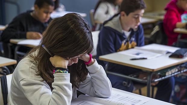 Alumnos del Colegio Palacio Valdés de Madrid realizando las pruebas de reválida que establece la Lomce