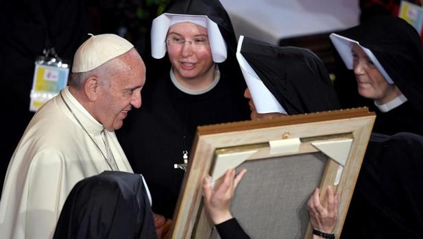 El Papa Francisco saludando a varias hermanas a su llegada al Santuario de la Divina Misericordia (Lagiewniki) en Cracovia (Polonia) el 30 de julio de 2016