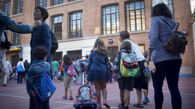 Vuelta al cole en el Centro de Educación Primaria Emilia Pardo Bazán del barrio de Lavapiés