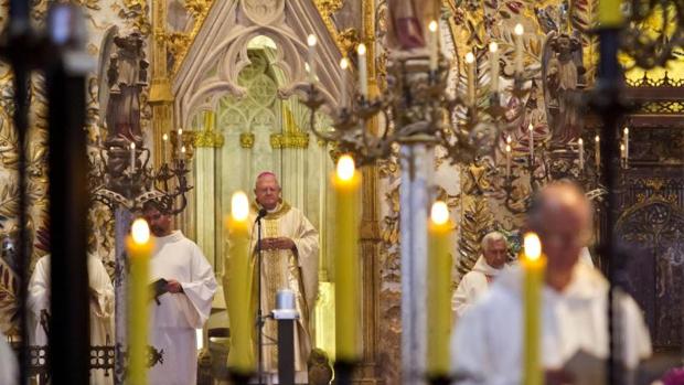 Fotografía facilitada por el Obispado de Mallorca de Javier Salinas, destituido como obispo de Mallorca el pasado jueves a raíz de una supuesta relación sentimental con su secretaria, durante la misa celebrada en la catedral de Palma con la que se ha despedido de la diócesis
