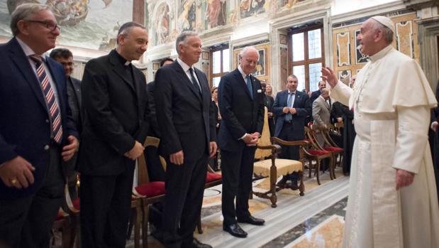 El Papa Francisco (d) y el enviado especial de la ONU para Siria, Staffan de Mistura (2-d), durante una reunión sobre las operaciones humanitarias en Siria e Irak en el Clementine Hall, este jueves