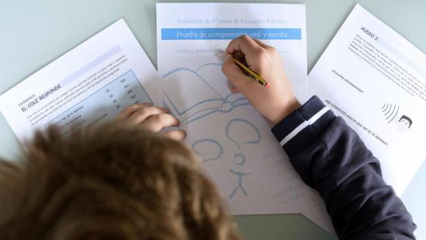 Un niño practica en su casa las pruebas de evaluación del Ministerio de Educación, Cultura y Deporte de 6º de Primaria