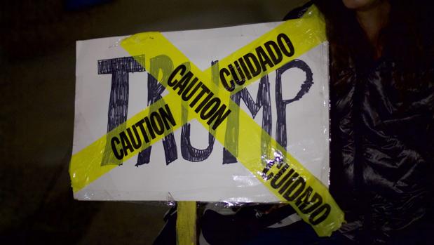 Un cartel durante las protestas tras la elección de Donald Trump como presidente electo de Estados Unidos