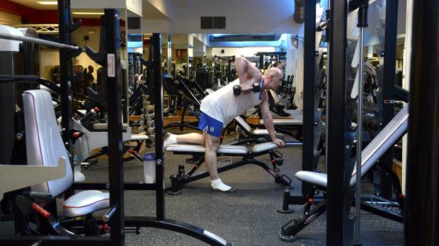 En la imagen un extranjero hace sus ejercicios en un gimnasio madrileño