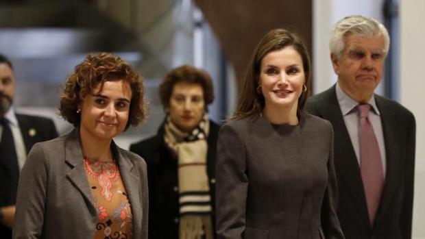 La reina Letizia,,acompañada por la ministra de Sanidad, Dolors Montserrat, a su llegada al VI Foro contra el Cáncer