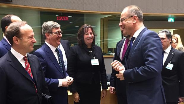 Marcial Marín y el comisario de Educación, Cultura, Juventud y Deporte, Tibor Navracsics, durante el encuentro que han mantenido en Bruselas