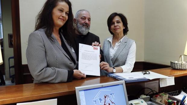 La portavoz de la Comisión Mixta de Relaciones con el Defensor del Pueblo, Dolores Galovart (d), junto a la diputada socialista de la Asamblea de Madrid Carla Antonelli, presentan en el registro del Congreso, una proposición de ley para reformar la ley reguladora de la rectificación registral de la mención relativa al sexo de las personas
