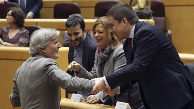 El ministro de Educación, Íñigo Méndez de Vigo, esta mañana en el Senado, antes de empezar el debate