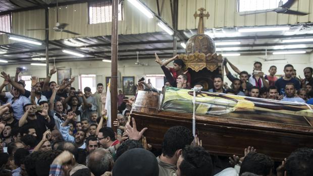 Mueren 26 personas por tiroteo contra autobús de cristianos coptos en Egipto (a finales del pasado mes de mayo)