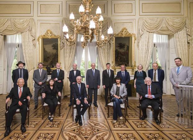De pie, de izquierda a derecha, James Hansen; Pedro Alonso; Peter Myler; Marten Scheffer; Gene Likens; Rafael Pardo, director de la Fundación BBVA; Francisco Martínez Mojica ; Jennifer Doudna ; Bradley Efron y Daron Acemoglu. Sentados, de izq. a dcha., Syukuro Manabe; Sofia Gubaidulina; Francisco González, presidente de la Fundación BBVA; Emmanuelle Charpentier y David Cox