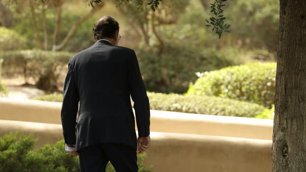 Mariano Rajoy, aquejado de su lumbalgia, al mediodía de este lunes en Marivent