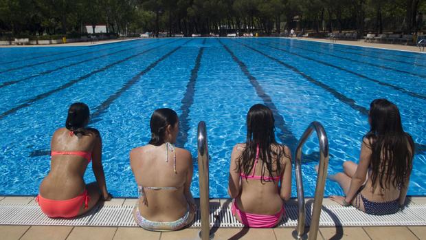Un grupo de jóvenes se refresca en una piscina de Madrid