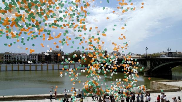 Suelta de globos con motivo del día internacional de fibrosis quística