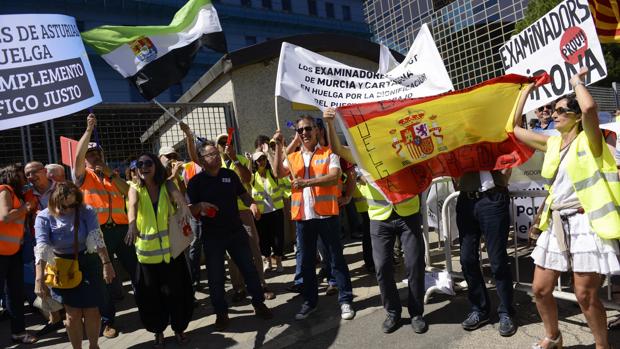 Concentración de examinadores, el pasado julio, frente a la sede de la DGT