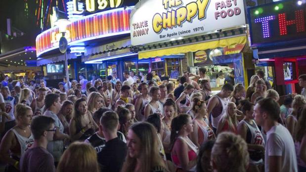 El joven británico, de despedida de soltero en Magaluf, tiene traumatismo craneoencefálico y lesiones en un pulmón
