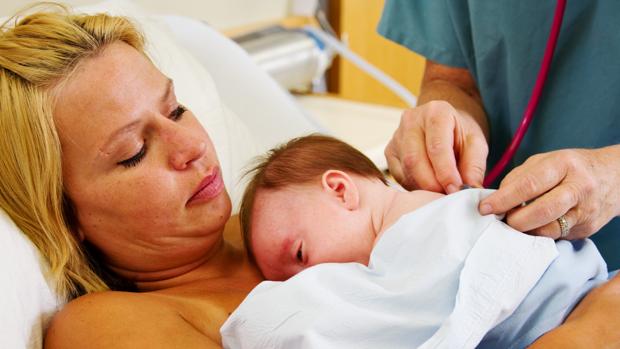 La OMS y Unicef denuncian el riesgo para los bebés de sufrir alguna enfermedad mortal en el primer mes de vida