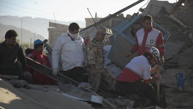 Un grupo de rescate busca a los supervivientes entre los escombros en la localidad de Sarpol-e-Zahab, zona cero del seísmo