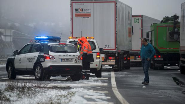 La autovía de las Rías Baixas, la A-52 en la provincia de Orense, entre La Mezquita y La Gudiña, cerrada el pasado día 9 por las nevadas para vehículos pesados, camiones y autobuses. Era necesario el resto de cadenas para el resto de vehículos