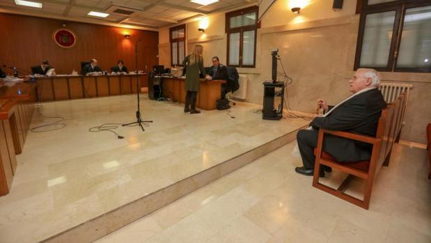 El expárroco de Selva, acusado de presuntos abusos sexuales a una niña de 12 años, durante el juicio celebrado en la Audiencia de Palma