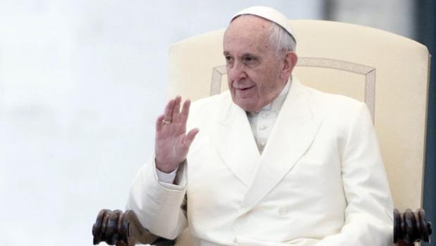 El Papa Francisco saluda a los fieles a su llegada a la Plaza de San Pedro del Vaticano