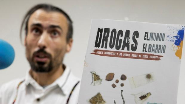 El coordinador de Consumo ConCiencia, Javier Sánchez, con el polémico folleto