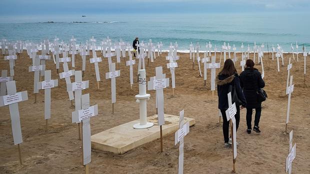 La playa del Fortí de Vinaròs acoge esta semana una «macroexposición» con 731 cruces que representan a las mujeres asesinadas en crímenes de violencia de género desde 2007