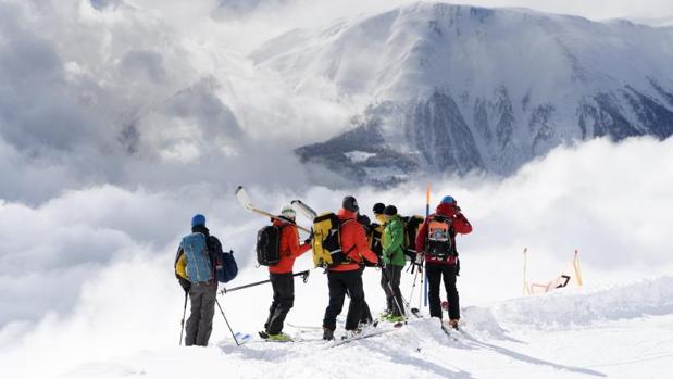 Equipos de rescate caminan en dirección al sitio de avalanchas en Obers Taelli sobre el Fiescheralp (Suiza)