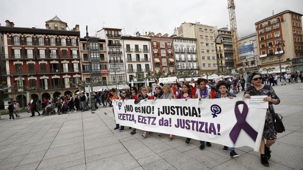 La concentración que los colectivos Lunes Lilas y Andrea celebran los primeros lunes de cada mes en la plaza del Castillo de Pamplona para denunciar la violencia machista denunció que «no es abuso, es violación», en alusión a la sentencia de «La Manada»