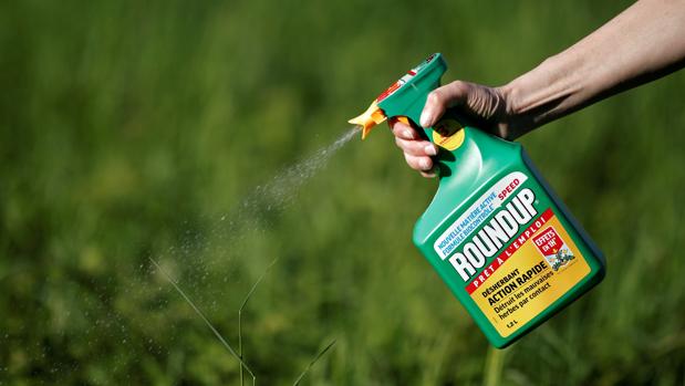 Un jardinero utiliza uno de los herbicidas de Monsanto