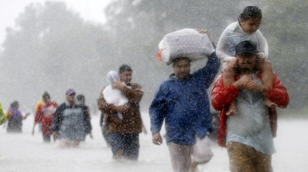 Afectados por Harvey en Beaumont Place, Houston, Texas, EE.UU., el 28 de agosto de 2017