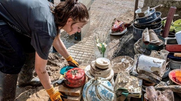 Una mujer limpia sus pertenencias hoy en San Llorenç, Mallorca